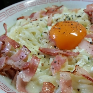 サッポロ一番塩ラーメンで作るカルボナーラ風ラーメン